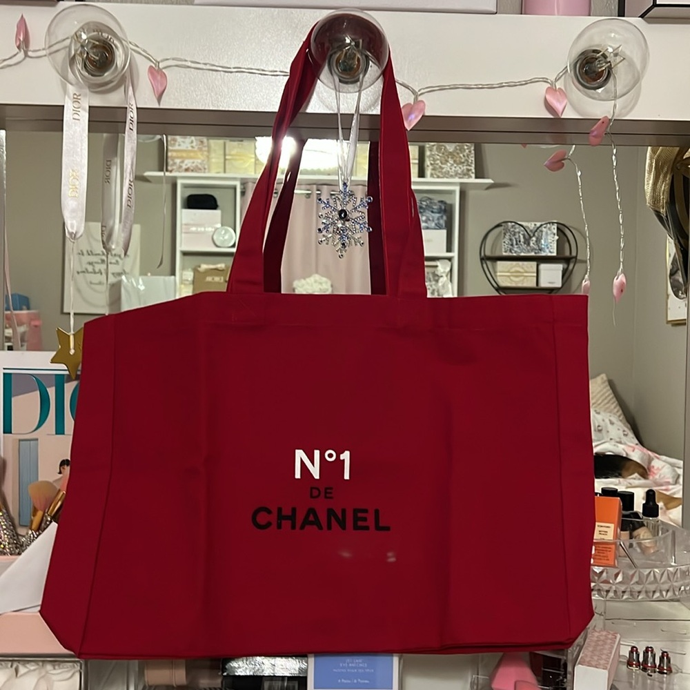 CHANEL Red Elegant Tote Bag - Picture 5 of 10